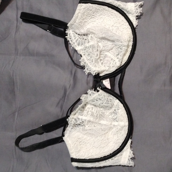 Victoria secret lace bra w underwire - Picture 1 of 4